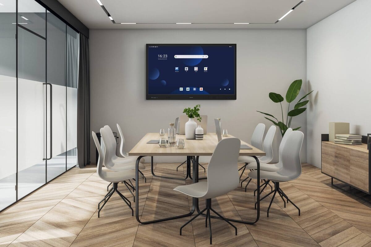 Salle de réunion moderne équipée d'un écran interactif